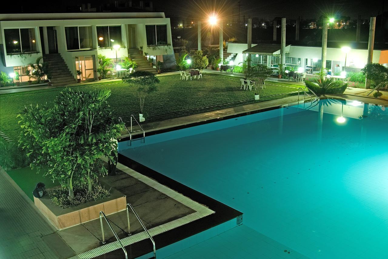 Lch Fitness Hotel Indore Exterior foto